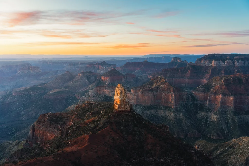 Sonnenuntergang über den Felsformationen des North Rim im Grand-Canyon-Nationalpark in Arizona.