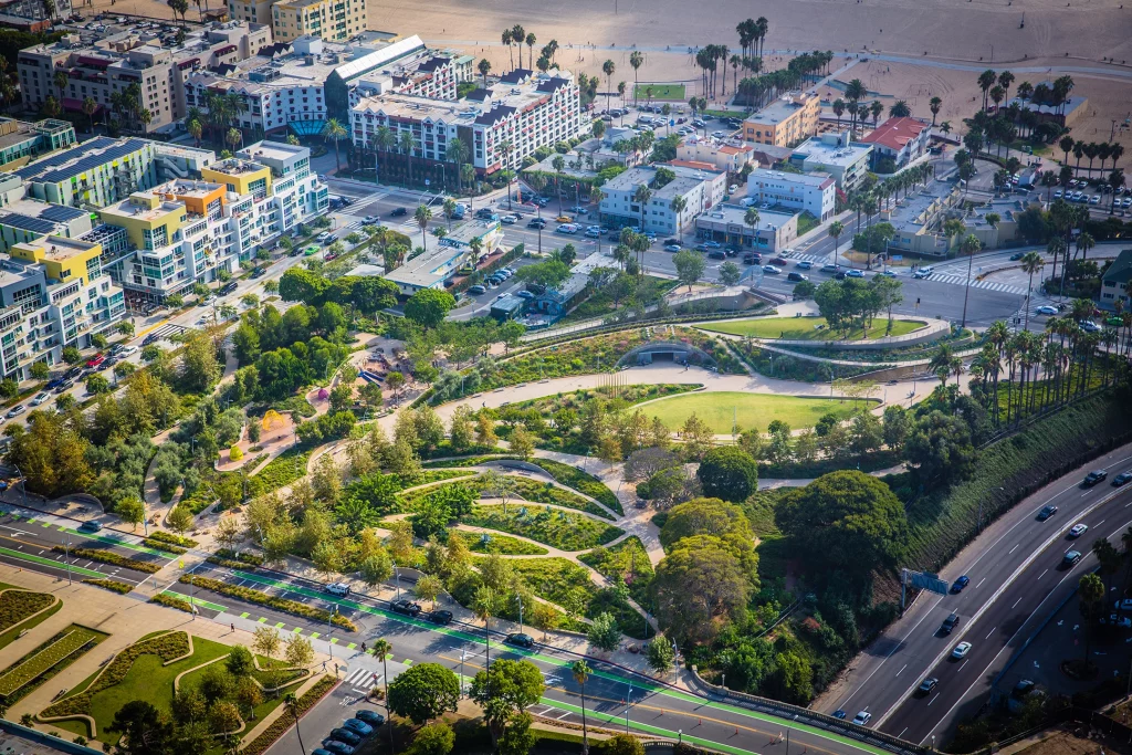 Luftaufnahme von Santa Monica und Venice Beach als Kulisse des Films „Barbie“.