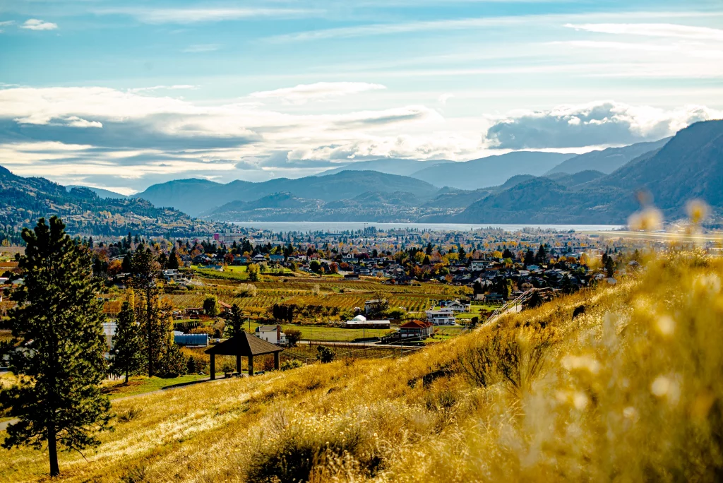 Panoramablick über Penticton, Okanagan Lake und umliegende Hügel im Herbst