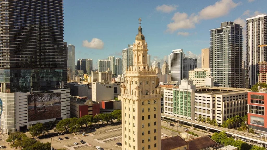 Historischer Freedom Tower in Downtown Miami vor moderner Hochhauskulisse und der Skyline der Stadt.