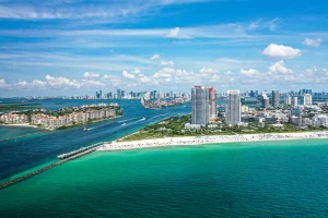 Luftaufnahme von South Beach, PortMiami und der Skyline von Miami am türkisfarbenen Atlantik.