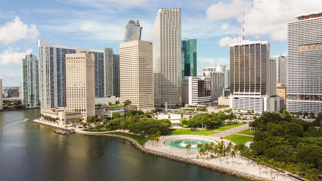 Luftaufnahme des Bayfront Park mit Brunnenanlage vor der Skyline von Downtown Miami.