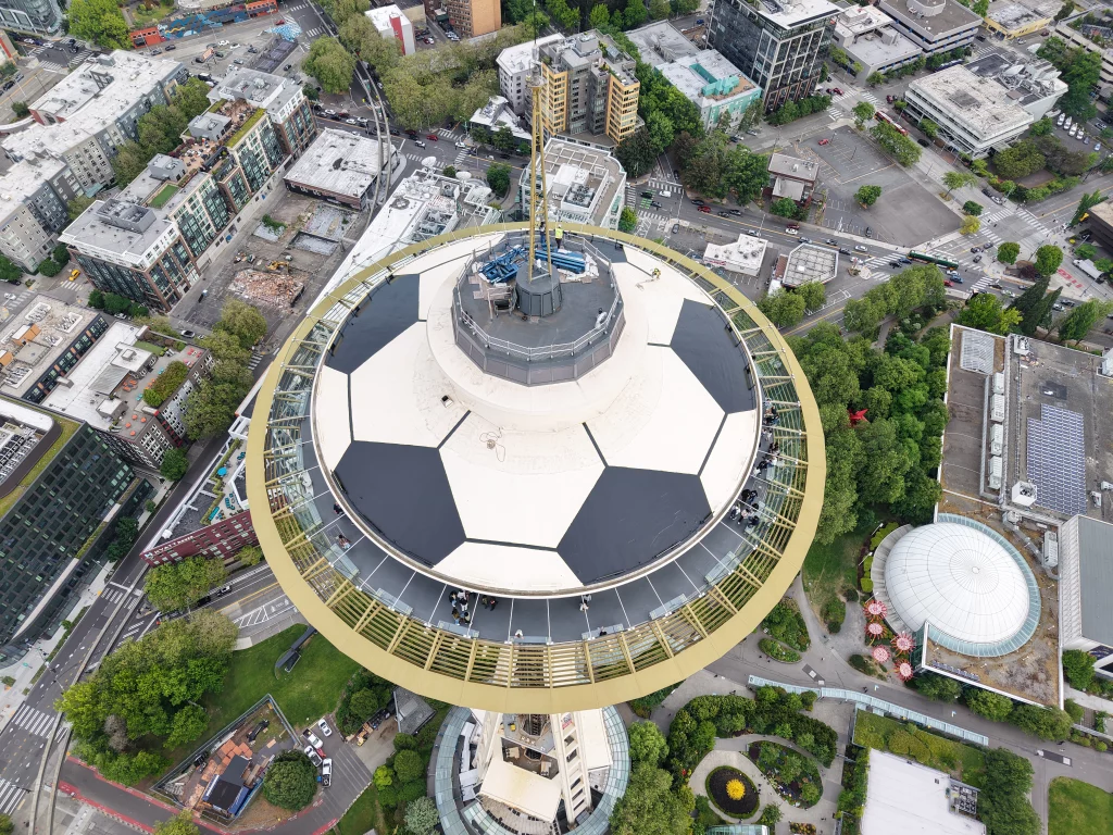 Die Space Needle in Seattle mit einem als Fußball gestalteten Dach zur FIFA-Weltmeisterschaft 2026.