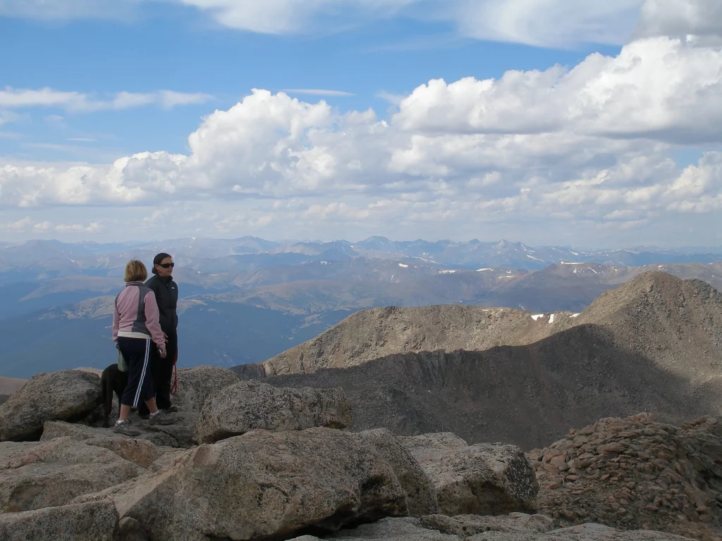 Besucher genießen den Ausblick vom Gipfelbereich des Mount Blue Sky in Colorado.