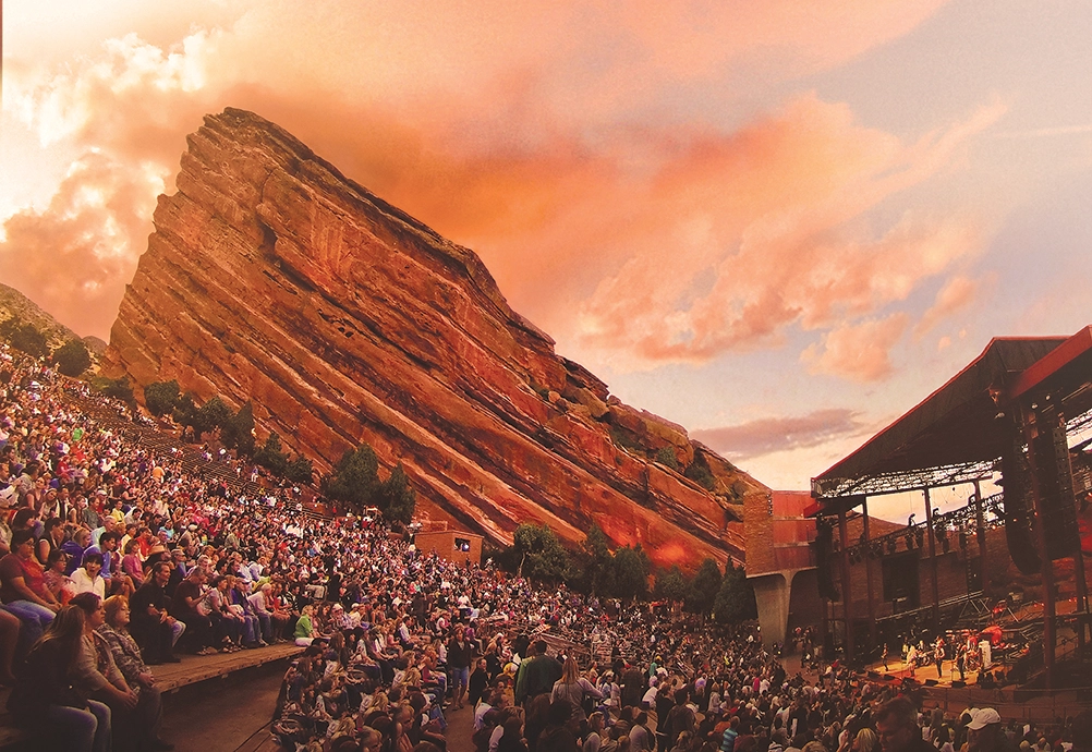 Konzertbesucher im Red Rocks Amphitheatre zwischen den roten Sandsteinfelsen nahe Denver, Colorado.