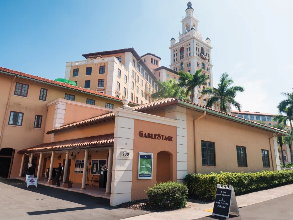 GableStage Theater vor dem historischen Biltmore Hotel in Coral Gables, Florida.