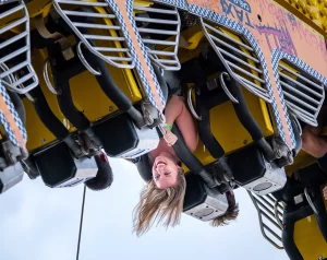 Besucherin in einem Fahrgeschäft auf der Kentucky State Fair in Louisville.