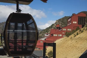 Gondelkabine der Mighty Argo Cable Car vor der historischen Argo Mill in Idaho Springs.