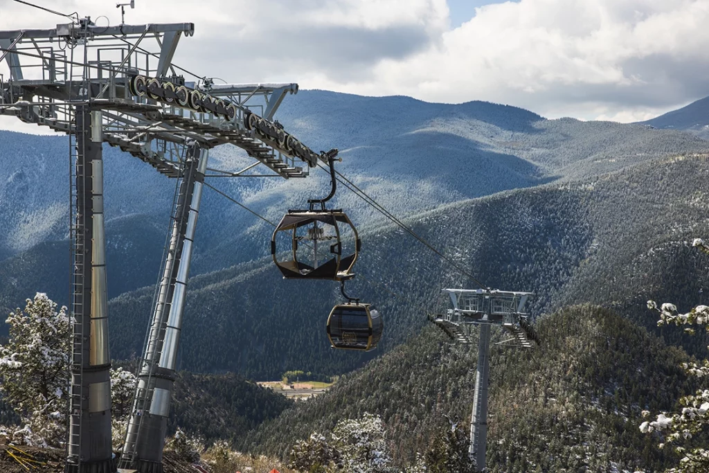 Gondeln der Mighty Argo Cable Car über bewaldeten Berghängen bei Idaho Springs.