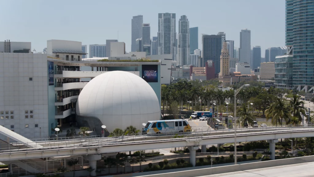Frost Museum of Science in Downtown Miami mit vorbeifahrendem Metromover.