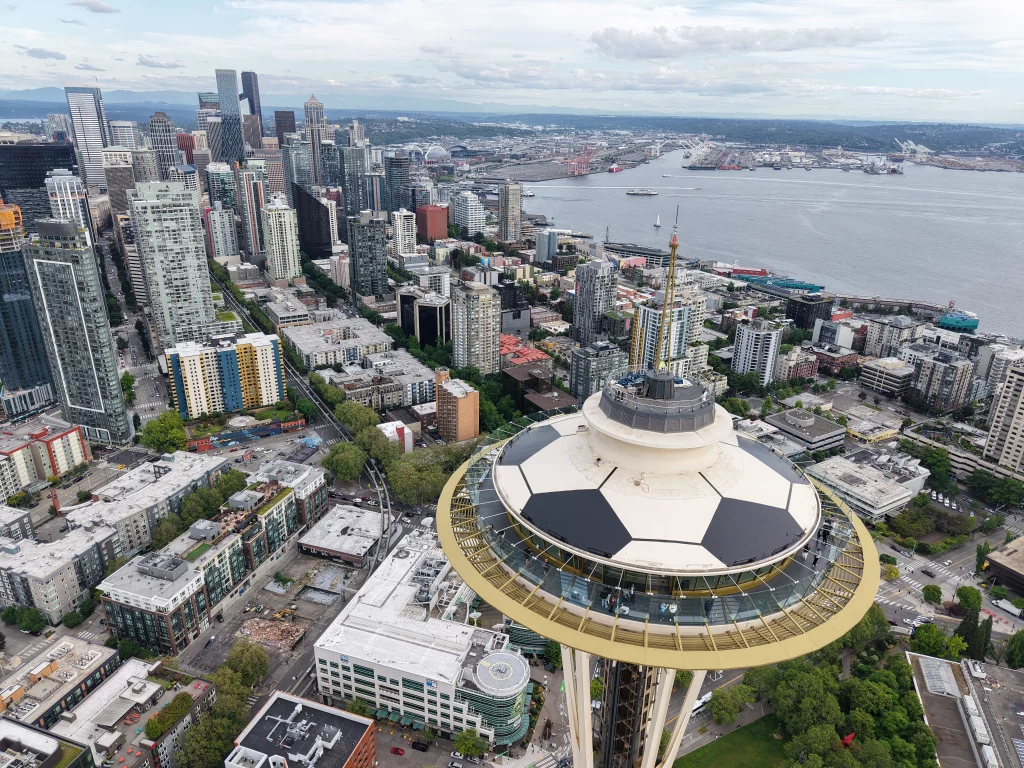 Die Space Needle mit Fußball-Dach vor der Skyline von Seattle während der FIFA-WM-Vorbereitungen.