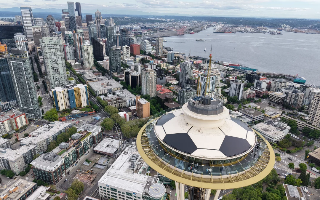 Seattle verwandelt die Space Needle in einen riesigen Fußball