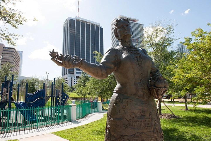 Bronzestatue von Julia Tuttle im Bayfront Park vor der Skyline von Downtown Miami.