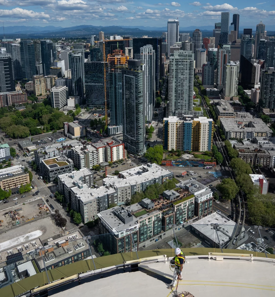 Blick von der Space Needle auf die Skyline von Seattle und die umliegenden Stadtviertel.