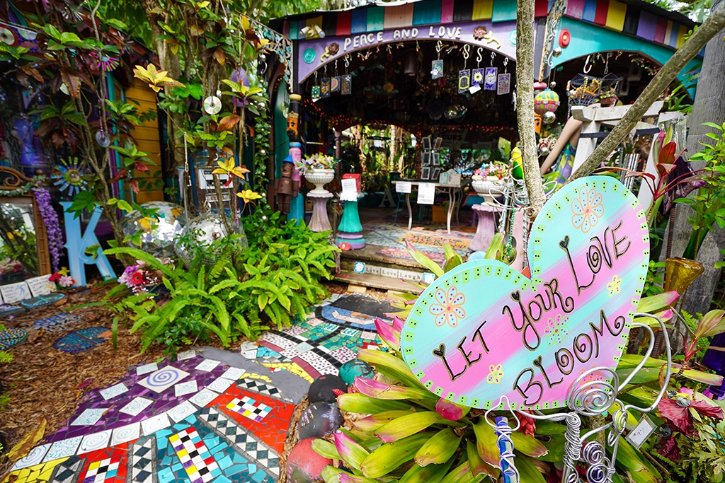 Bunter Mosaikgarten mit „Let Your Love Bloom“-Herz in Whimzeyland, Safety Harbor, Florida.