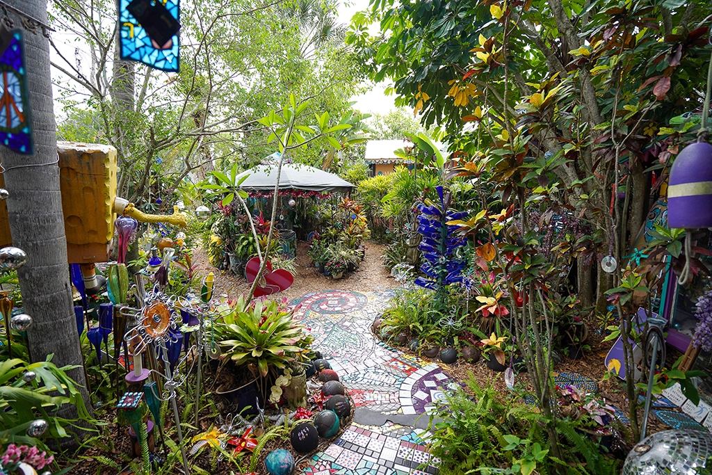 Farbenfroher Mosaikweg durch den tropischen Künstlergarten Whimzeyland in Safety Harbor, Florida.