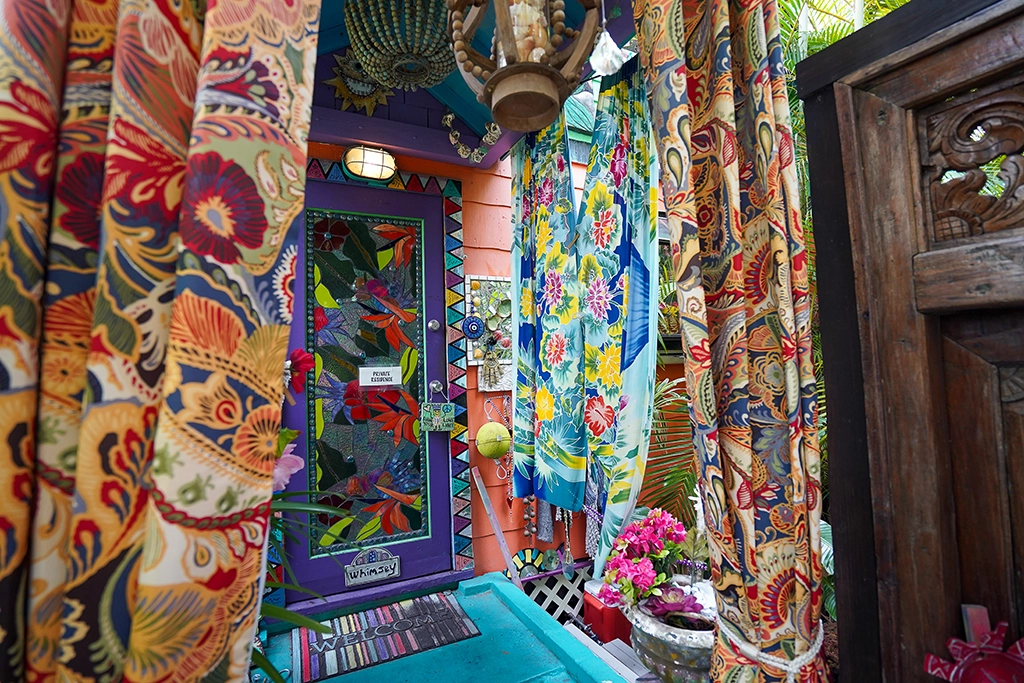 Bunt gestalteter Eingang des privaten Wohnhauses von Whimzeyland in Safety Harbor, Florida.