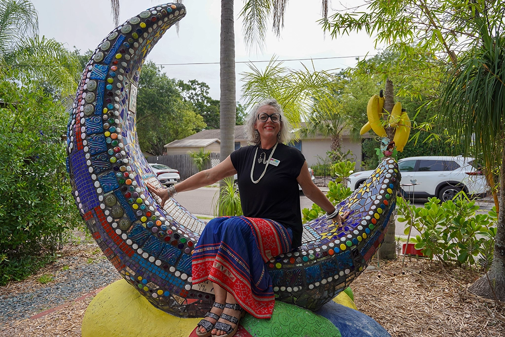 Autumn Pearson, Leiterin des Safety Harbor Art and Music Center, auf einer Mosaik-Mondsichel in Whimzeyland, Florida.