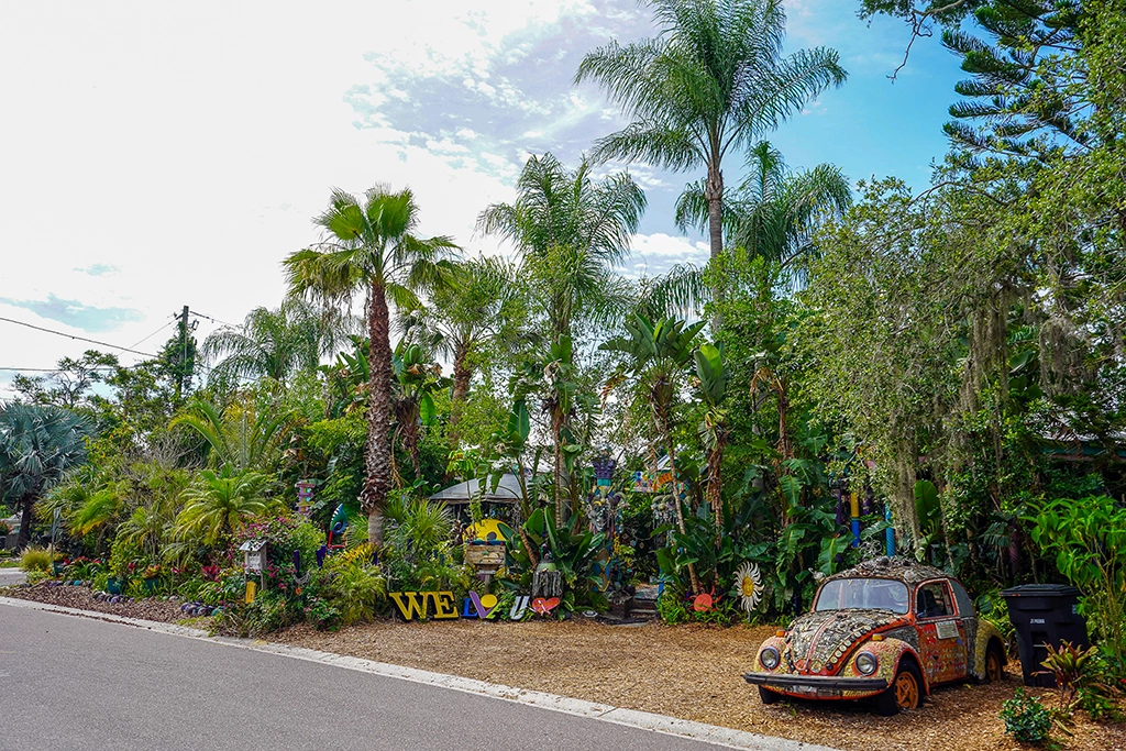 Farbenfrohes Whimzeyland mit Palmen und dekoriertem VW Käfer in Safety Harbor, Florida.