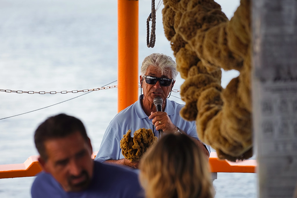Captain George Billiris zeigt Gästen während einer Bootsfahrt in Tarpon Springs einen Naturschwamm.