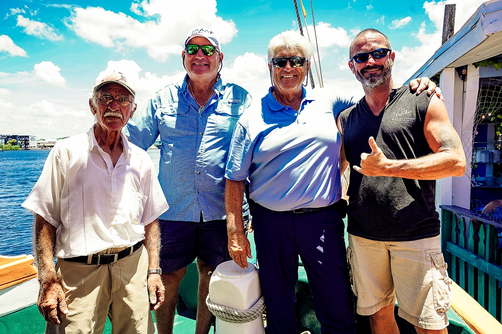 Captain George Billiris mit Crewmitgliedern und Schwammtaucher der St. Nicholas Boat Line in Tarpon Springs, Florida.