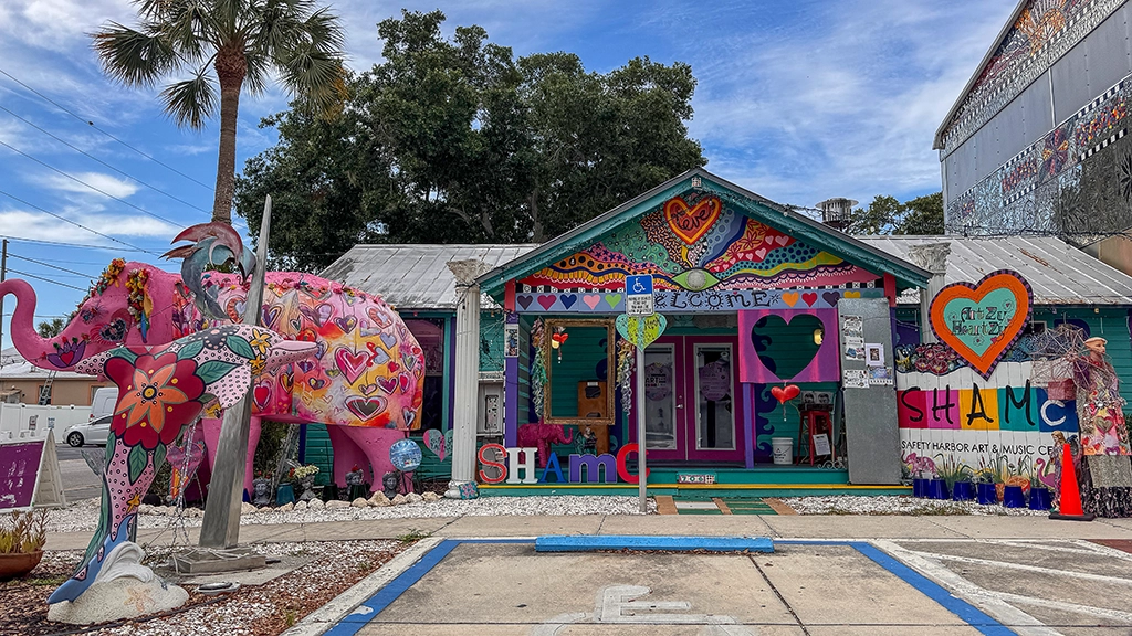 Buntes Safety Harbor Art and Music Center mit Skulpturen und Mosaiken in Florida.