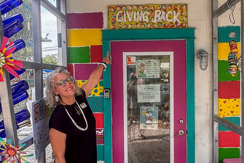Autumn Pearson, Leiterin des Safety Harbor Art and Music Center, vor dem Education Studio in Safety Harbor, Florida.