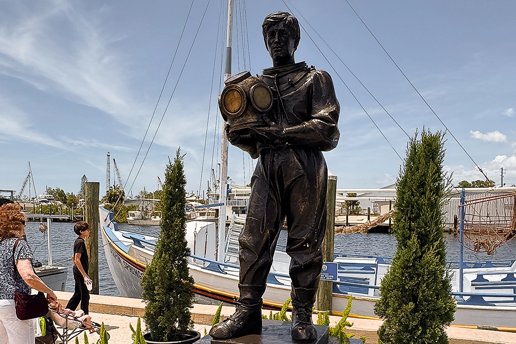 Bronzestatue eines historischen Schwammtauchers am Hafen von Tarpon Springs in Florida.