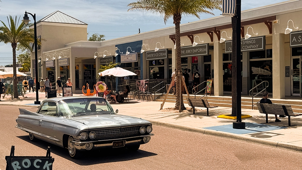 Amerikanischer Oldtimer fährt durch den Dodecanese Boulevard im historischen Sponge-Docks-Viertel von Tarpon Springs.