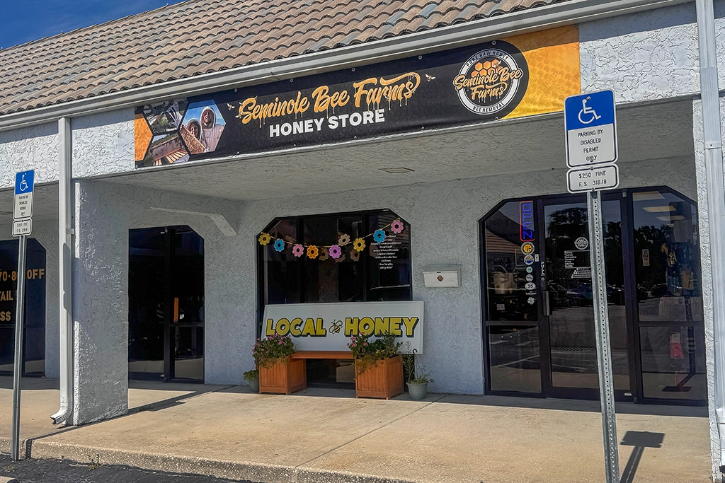 Honey Store von Seminole Bee Farms mit Schild „Local Honey“ in Seminole, Florida.