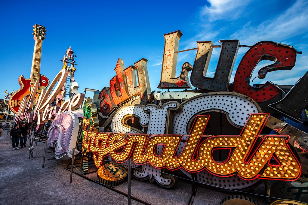 Historische Neon-Schilder im Neon Museum von Las Vegas während der Abenddämmerung.