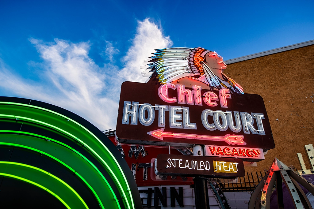 Historisches Neon-Schild des Chief Hotel Court im Neon Museum von Las Vegas.