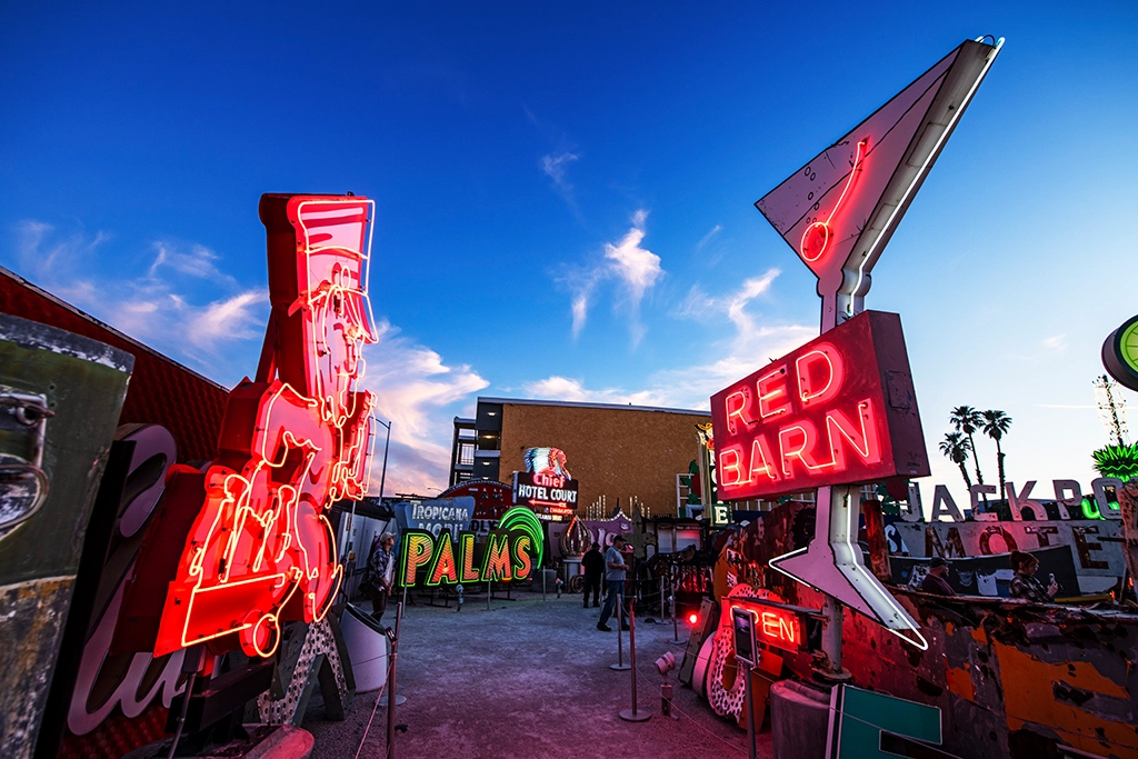 Historische Neon-Schilder im Neon Museum von Las Vegas während der Abenddämmerung.