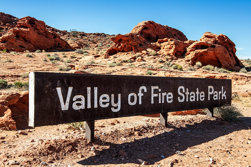 Eingangsschild des Valley of Fire State Park in Nevada.