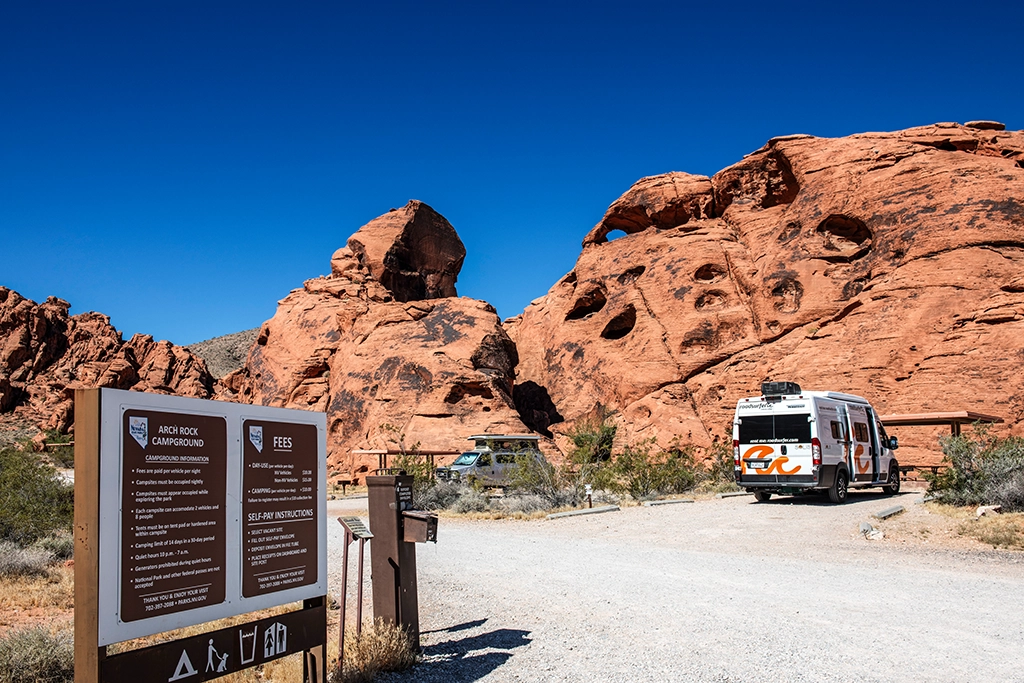 Wohnmobil auf dem Arch Rock Campground im Valley of Fire State Park in Nevada.