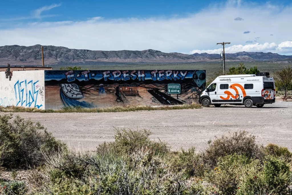 Wohnmobil vor dem E.T. Fresh Jerky am Extraterrestrial Highway in Nevada nahe Area 51.