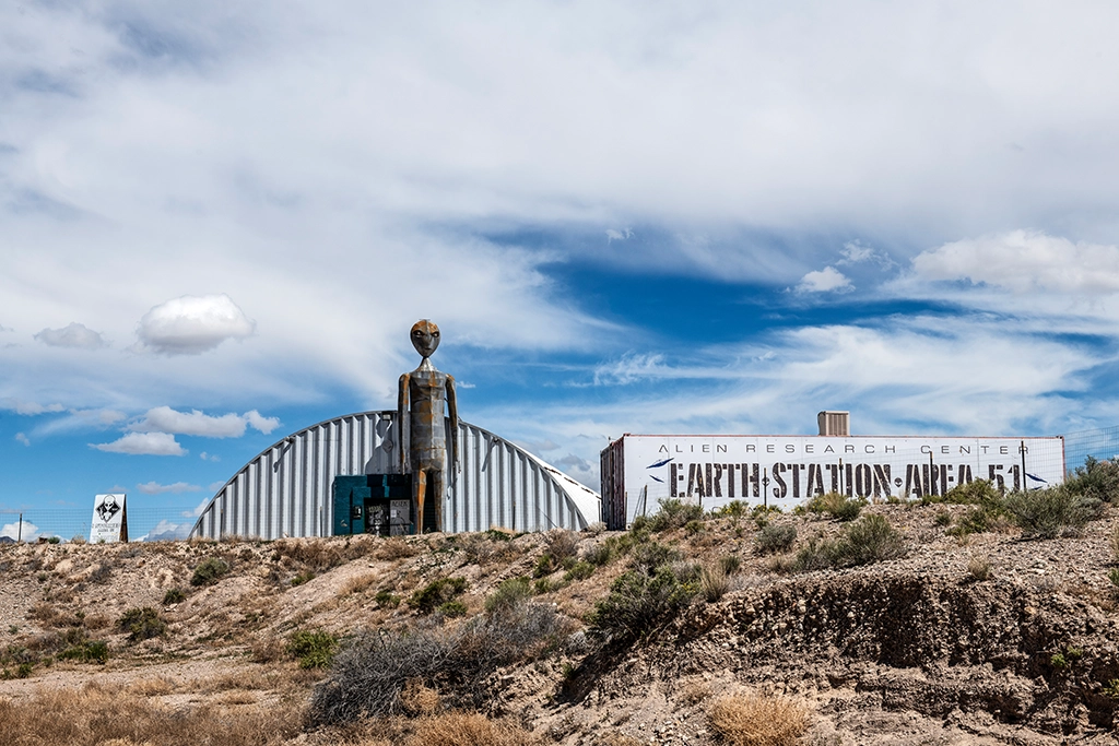 Alien Research Center mit Alien-Figur am Extraterrestrial Highway nahe Area 51 in Nevada.