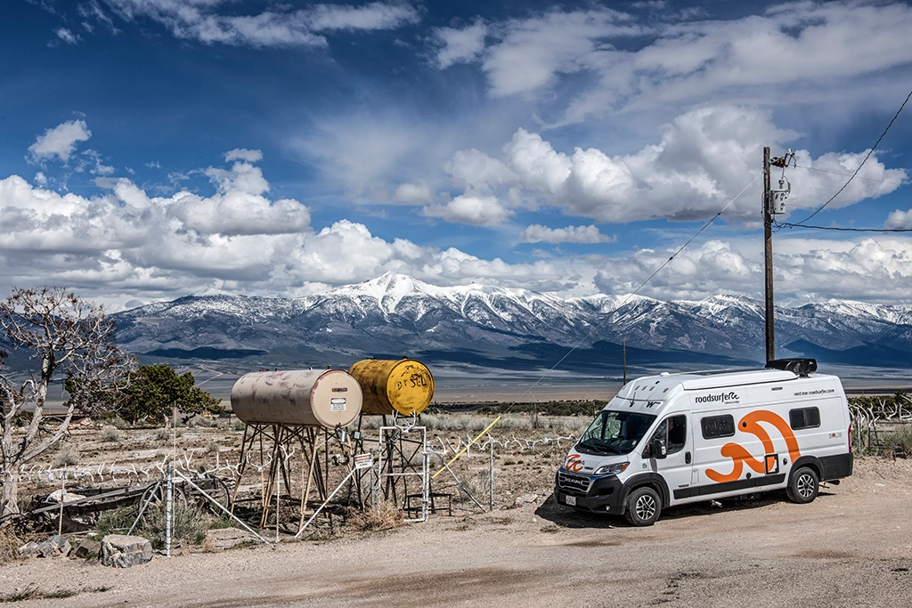Wohnmobil vor schneebedeckten Bergen auf dem US 93 in Nevada.
