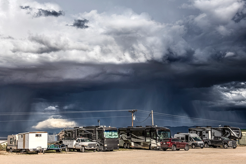Gewitterwolken über einem Wohnmobil-Stellplatz bei Baker in Nevada.