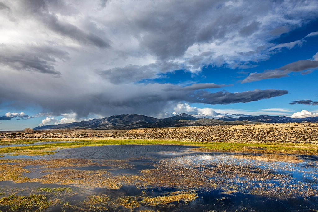 Regenwolken ziehen über den Angel Lake und die umliegenden Dreitausender. Das Hochgebirge überrascht mit alpiner Landschaft – nur wenige Kilometer von der Wüste entfernt.