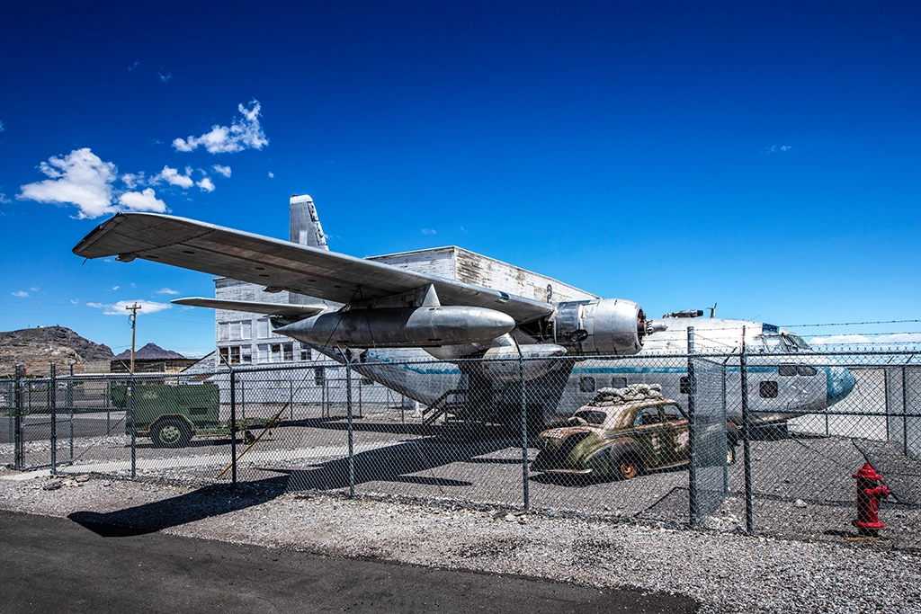 Im Historic Wendover Airfield Museum erinnert ein Originalflugzeug aus dem Film Con Air an die Verbindung zwischen Nevadas Militärgeschichte und Hollywood.