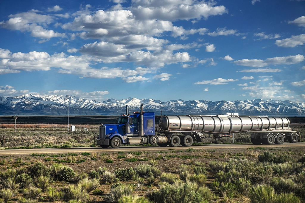 Ein Tanklastzug rollt über den US Highway 93 vor der schneebedeckten Snake Range. Die endlosen Highways und weiten Täler gehören zu den eindrucksvollsten Landschaften im Osten Nevadas.