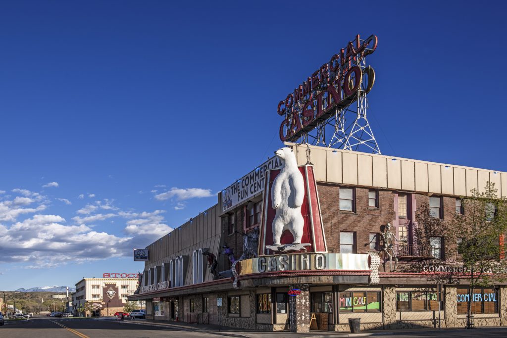 Historisches Commercial Casino mit Eisbär-Figur in Elko, Nevada.