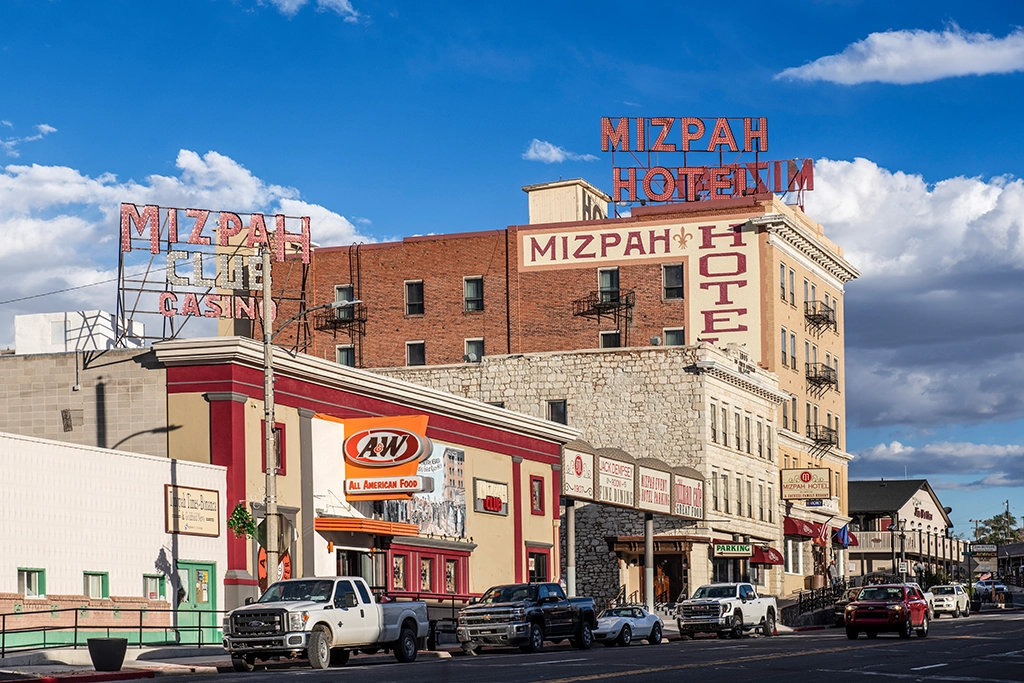 Historisches Mizpah Hotel in Tonopah, Nevada, mit klassischer Neonreklame.