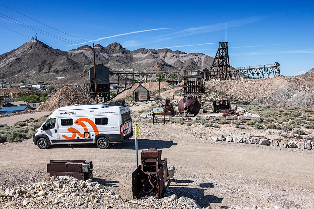 Wohnmobil vor historischen Bergbauanlagen im Tonopah Historic Mining Park in Nevada.