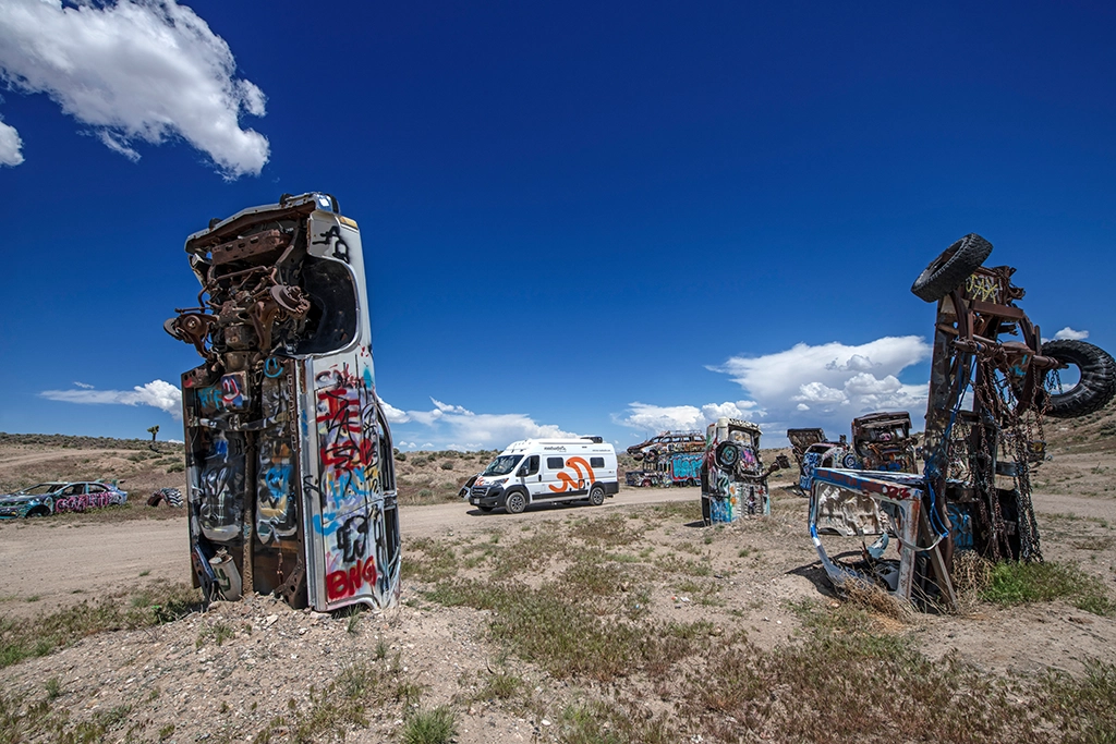 Schrott wird Kunst: Im Car Forest bei Goldfield ragen bunt besprühte Autowracks senkrecht aus dem Wüstenboden. Besucher dürfen selbst zur Spraydose greifen und das ständig wachsende Freiluft-Kunstwerk mitgestalten.