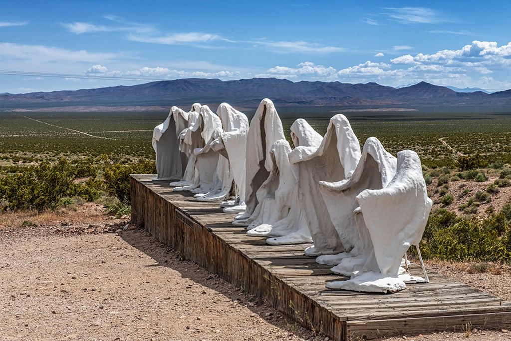 Die Installation The Last Supper des belgischen Künstlers Albert Szukalski gehört zu den bekanntesten Kunstwerken der Goldwell Open Air Museum bei Rhyolite. Die verhüllten Figuren scheinen schweigend über die verlassene Goldgräbersiedlung zu wachen.