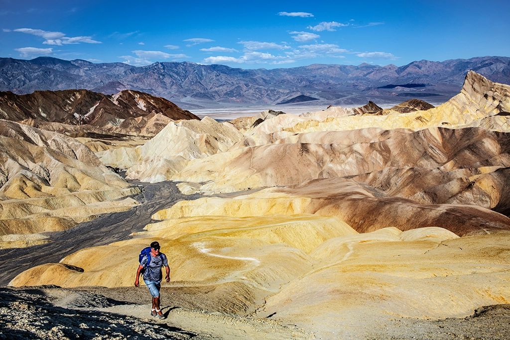 Vom Zabriskie Point eröffnet sich einer der berühmtesten Ausblicke des Death Valley. Besonders in den frühen Morgenstunden bringen Licht und Schatten die gefalteten Hügel und farbigen Gesteinsschichten eindrucksvoll zur Geltung.