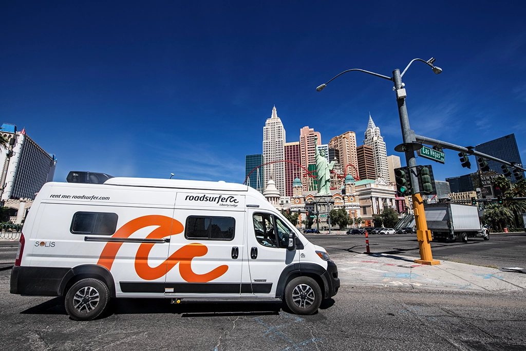 Wohnmobil vor dem New York-New York Hotel am Las Vegas Strip.