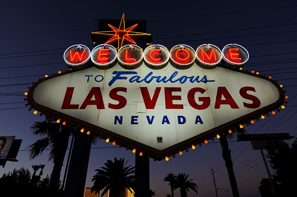 Das beleuchtete „Welcome to Fabulous Las Vegas“-Schild in der Abenddämmerung am südlichen Strip in Las Vegas, Nevada.